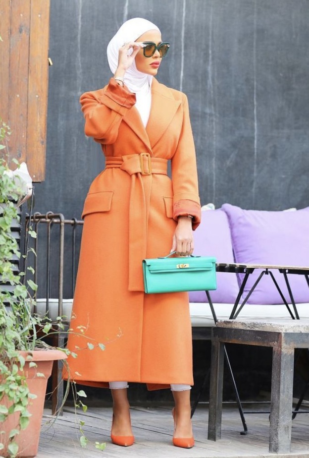 لوك مشرق في معطف باللون البرتقالي اعتمدته مرمر