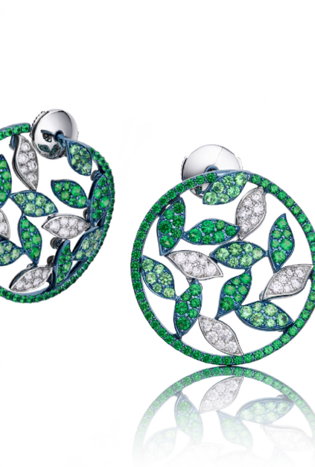 أقراط من مجموعة "إلمنتس" Elements بالتيتانيوم والذهب الابيض 18 قيراط و 212 حجرة تسافوريت و 48 حبة الماس