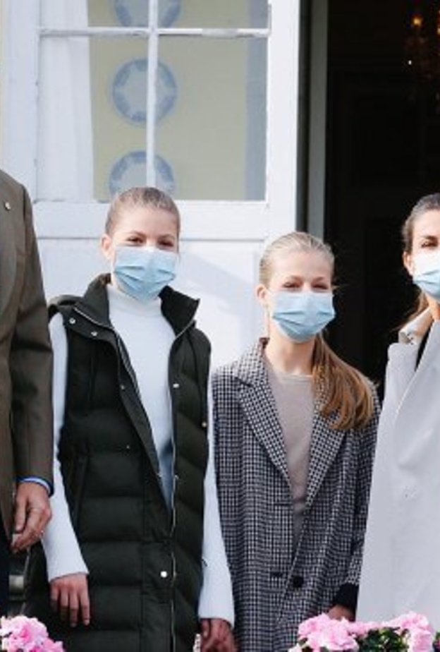 العائلة المالكة الإسبانية تزور قرية سوماو في برافيا