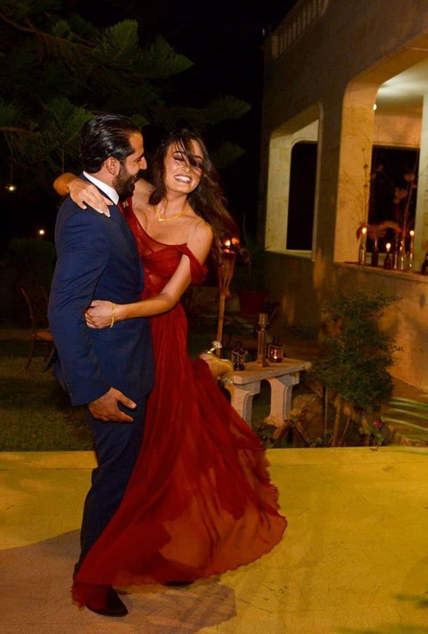 روان طحطوح مع عريسها خلال حفل الخطوبة