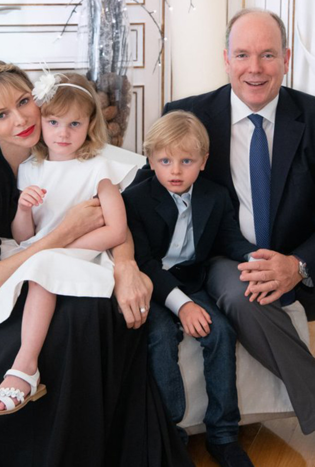  أحدث صور ولي عهد موناكو وشقيقته التوأم