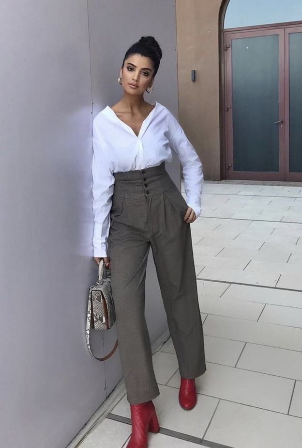 علا فرحات في اطلالة أنيقة في بنطلون قماشي خصر عالي