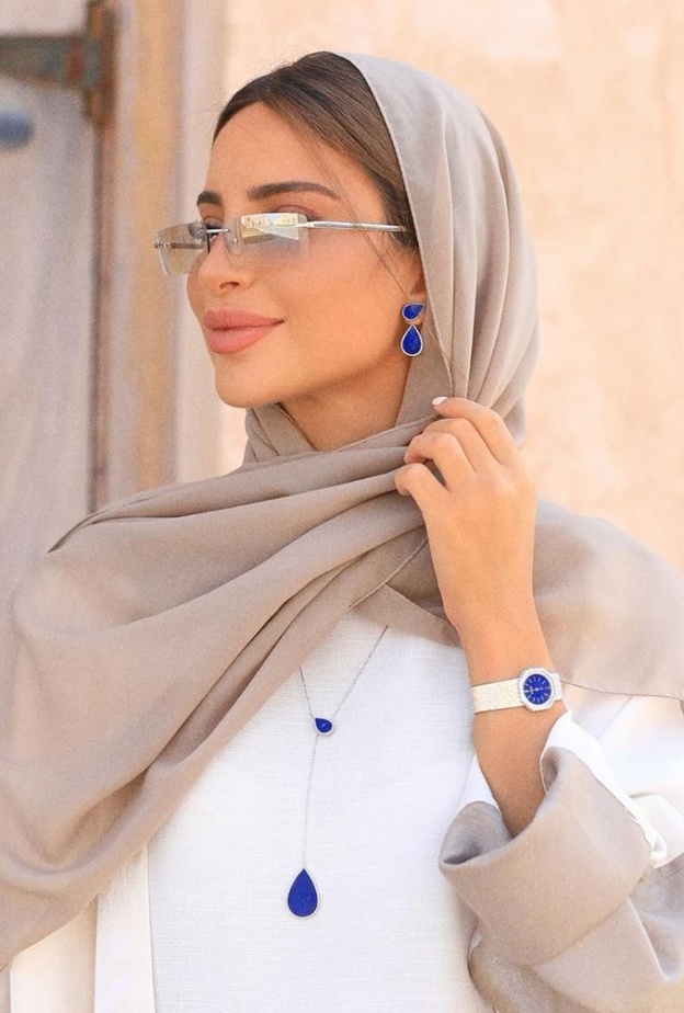  طرق تنسيق سلاسل الذهب اليومية مع العباية لاطلالة انيقة في الخريف على طريقة فاطمة حسام