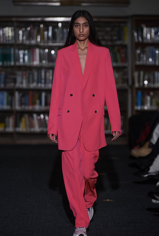  بدلات رسمية واسعة باللون الوردي من دار PriscaVera