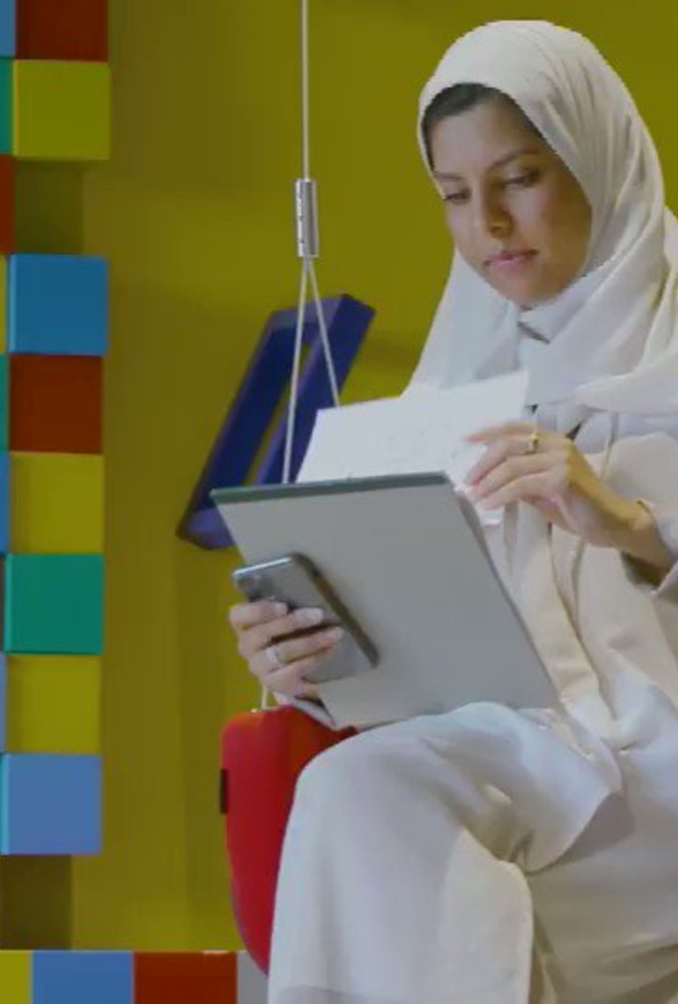 أكدت الموهوبة آلاء الدريس أنها سافرتُ كثيرًا لإنجاز مهام العمل ولم تشعر يومًا ما بالغربة.