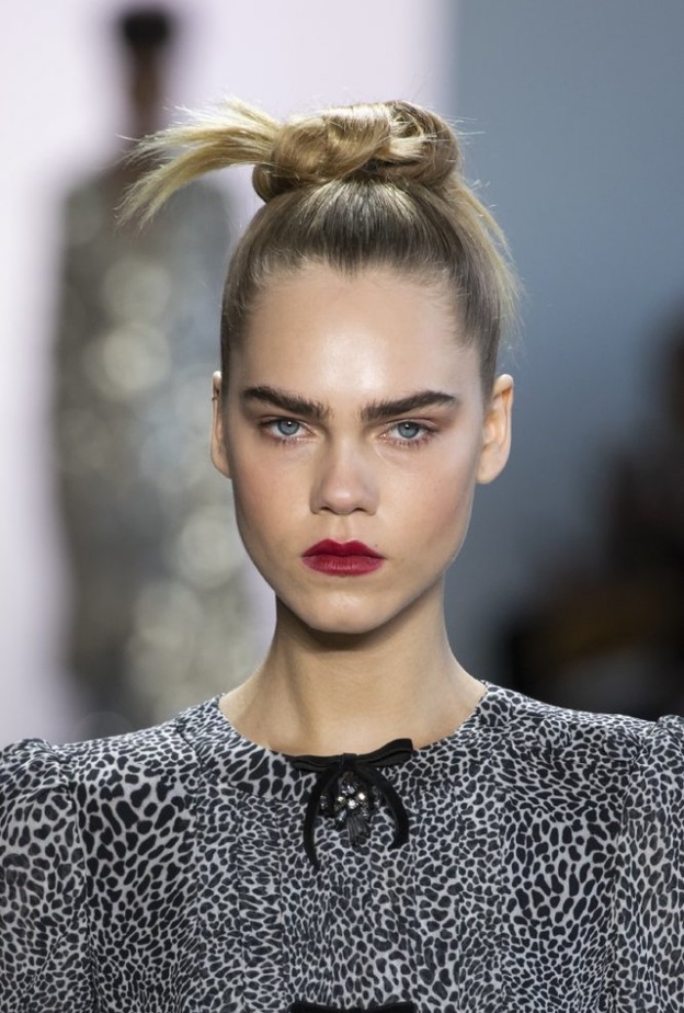 تسريحة الكعكة الفرنسية العالية مع الخصل المبعثرة من دار Badgley Mischka