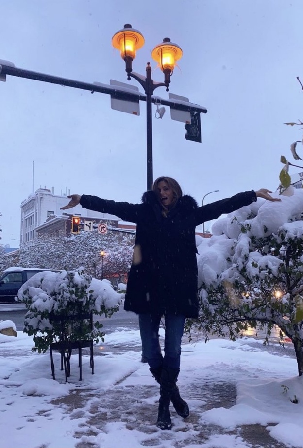 سيندي كروفورد تستمتع بأجواء الثلج بعد إجازتها الصيفية