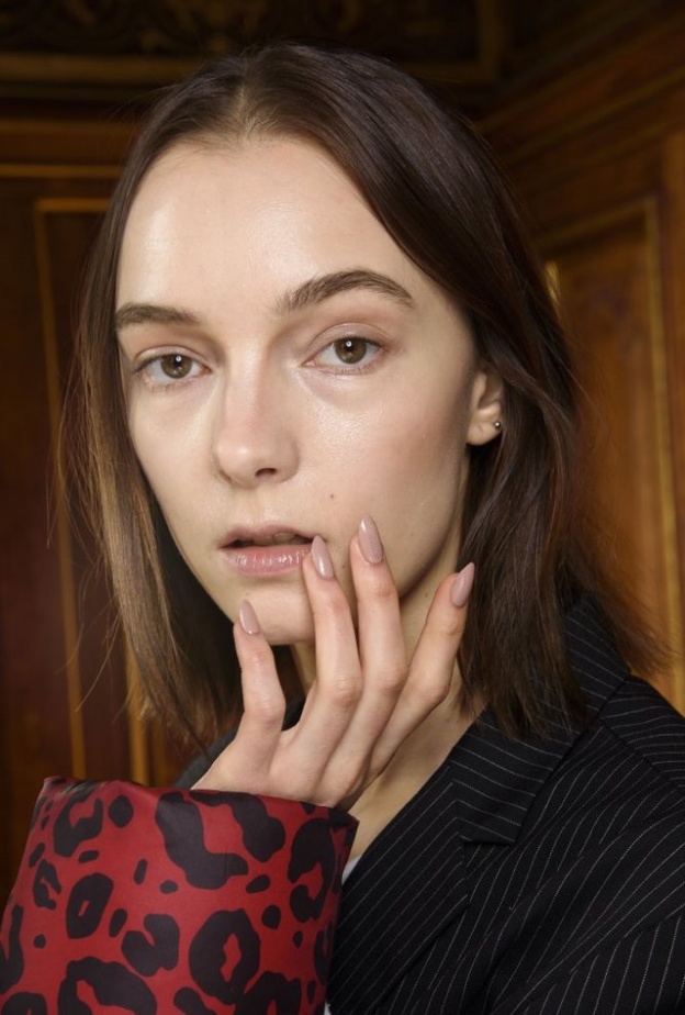 احدث الوان المناكير النيود الزهرية من دار Vivienne Westwood