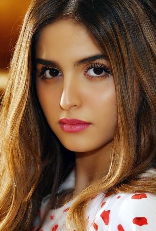 حلا الترك بإطلالة شعر جديدة في موسم الخريف