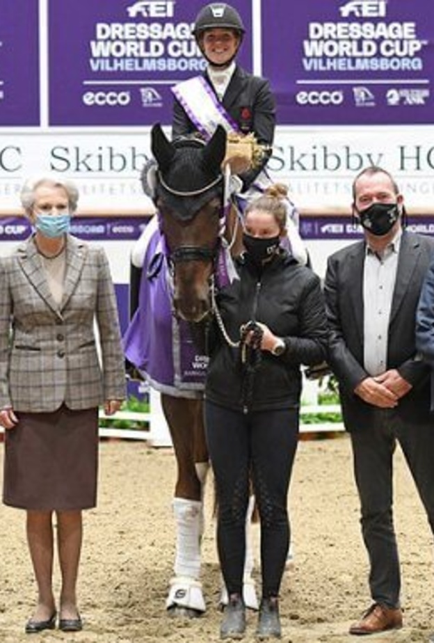 الأميرة بينديكت تسلم جائزة كأس العالم لترويض الخيول