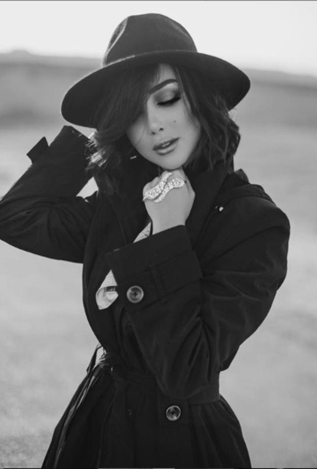 أناقة بسمة بوسيل بالمعطف الأسود مع القبعة الشتوية الأنيقة