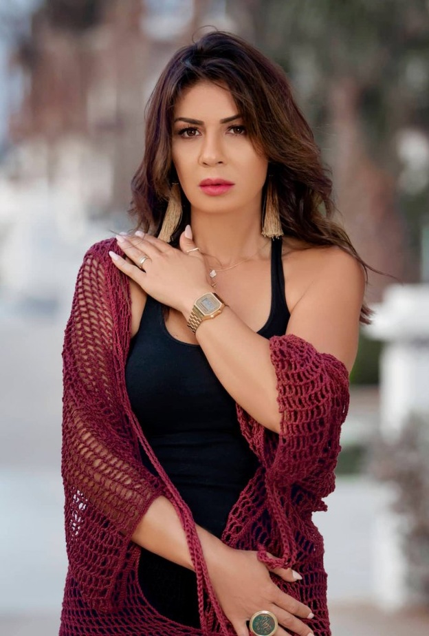 ستايل شبابي جذاب بالفستان الأسود البسيط مع الوشاح من الشبك بلون البوردو