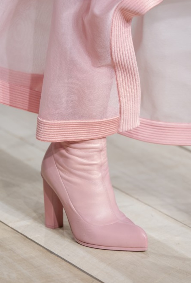  Alexander McQueen قدم الجزمة المروسة من الأمام مع الكعب العريض