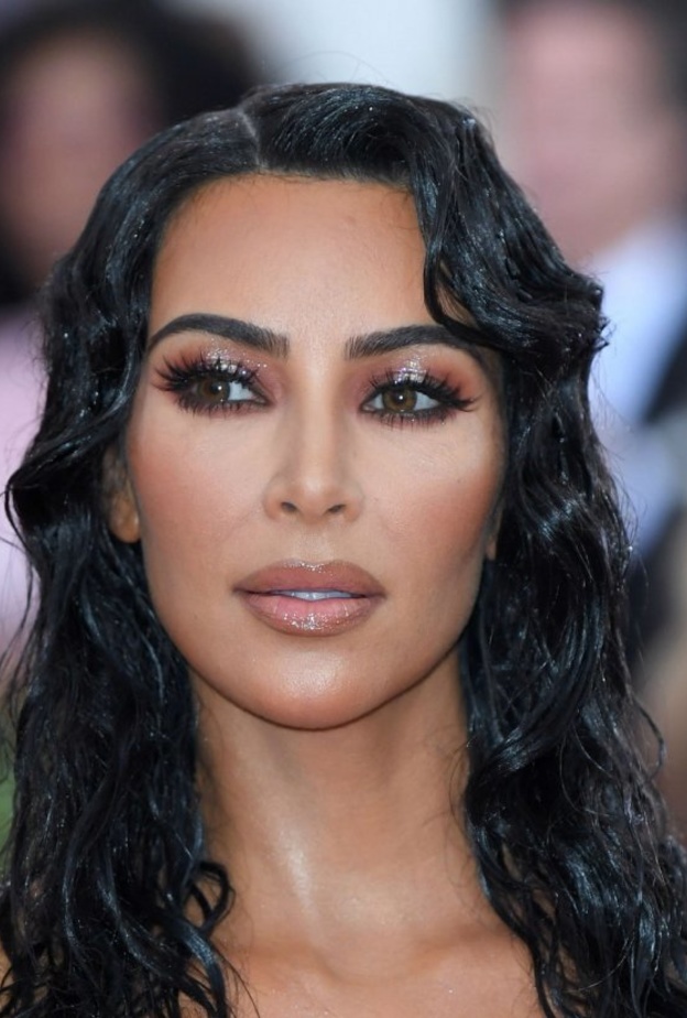  الشعر المبلل مع المكياج البرونزي البراق