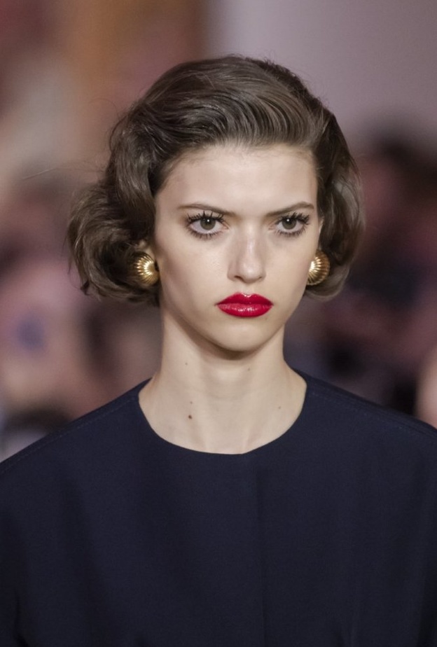 مكياج عيون طبيعي مع اللون الاحمر اللماع على الشفاه من دار Lanvin