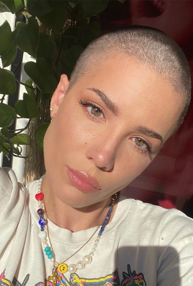 Halsey تتخلى عن شعرها وتعتمد قصة شعر صبيانية قصيرة