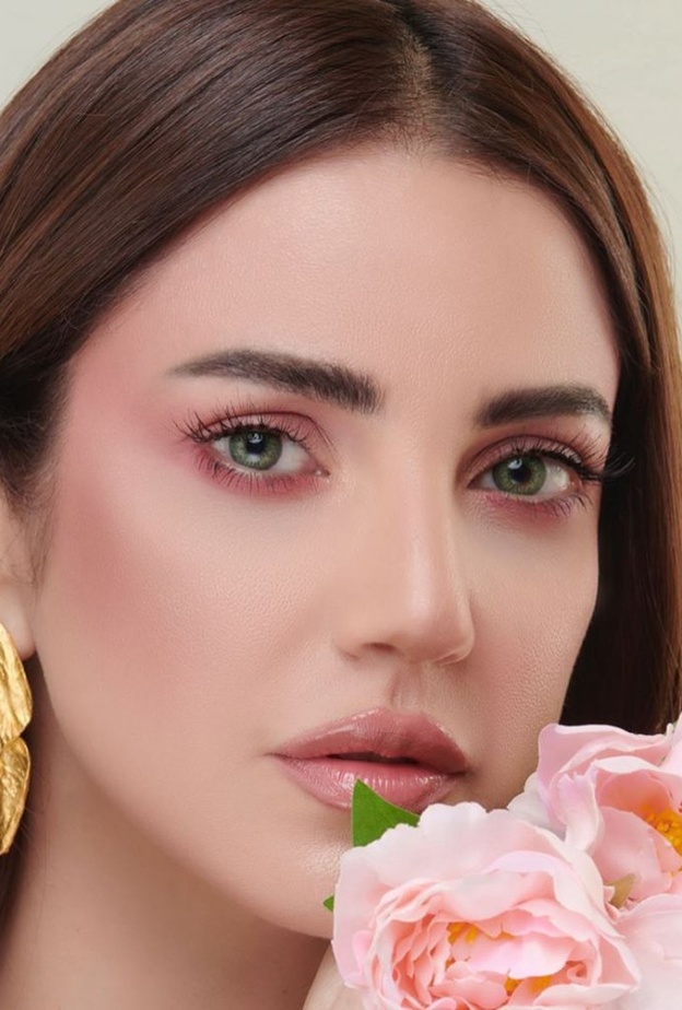 مكياج وردي دعما لحملات التوعية من سرطان الثدي