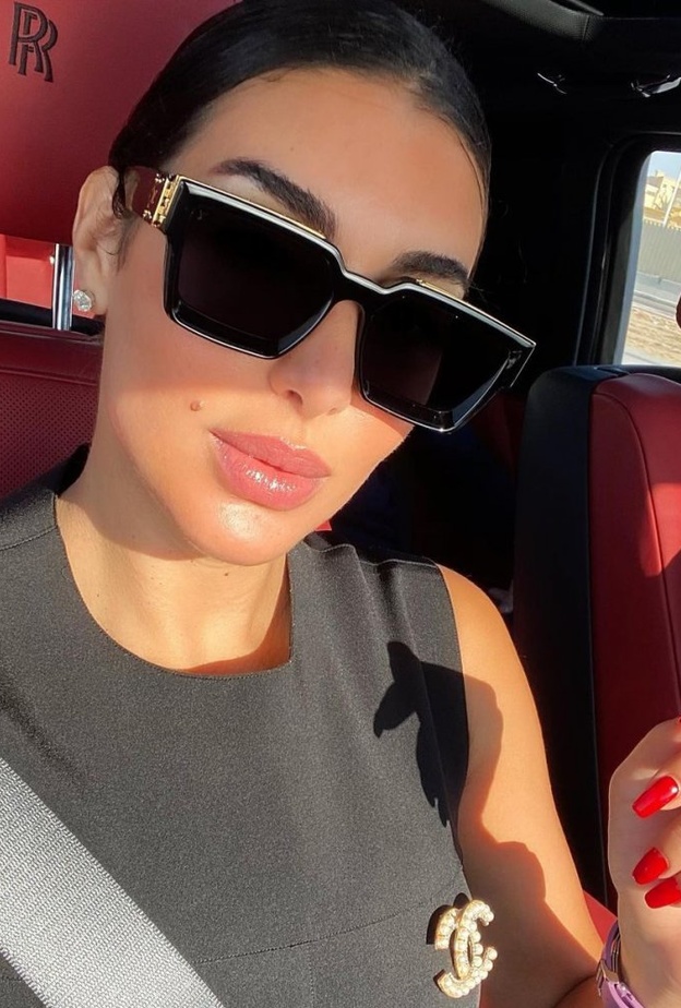  اطلالات ياسمين صبري بالنظارات الشبابية السوداء والذهبية