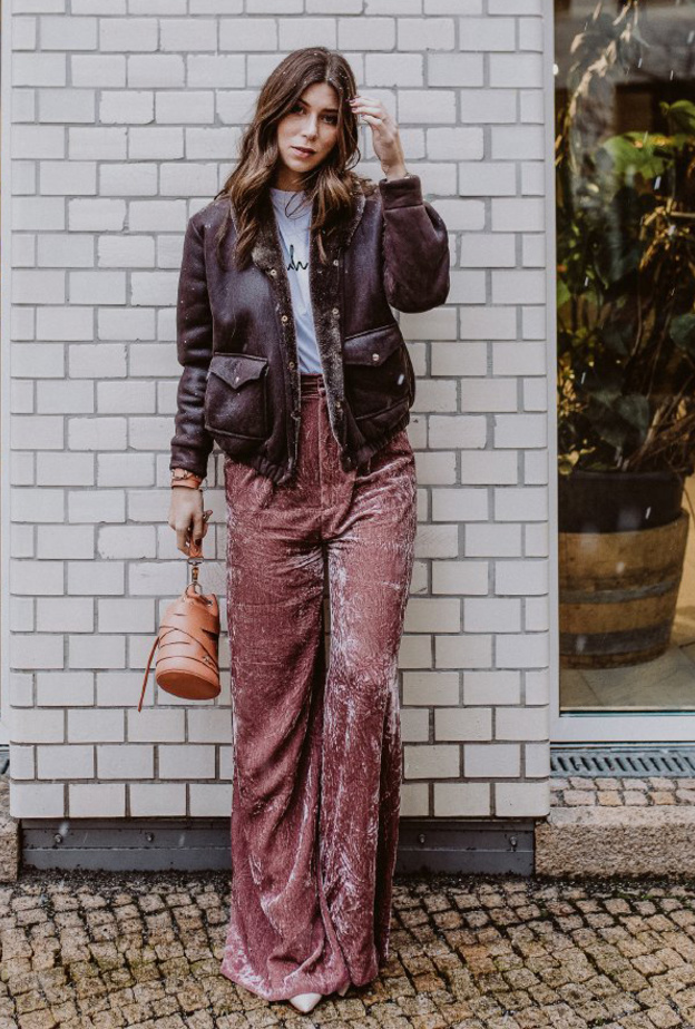 اطلالات شبابية عملية في البنطلون المخمل موضة هذا الموسم