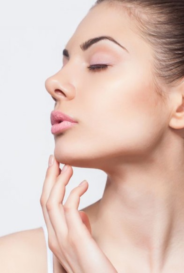 ما الفرق بين عمليات تجميل الأنف جراحياً أو بالليزر وأهم أضرارها