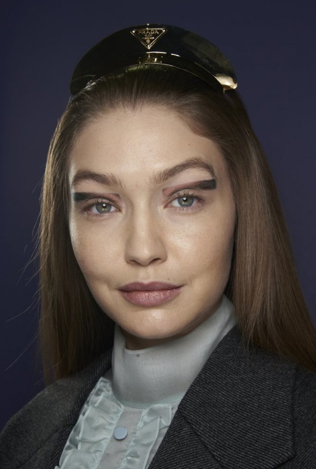  مكياج عيون ذهبي بخطوط هندسية ومربعة من Prada