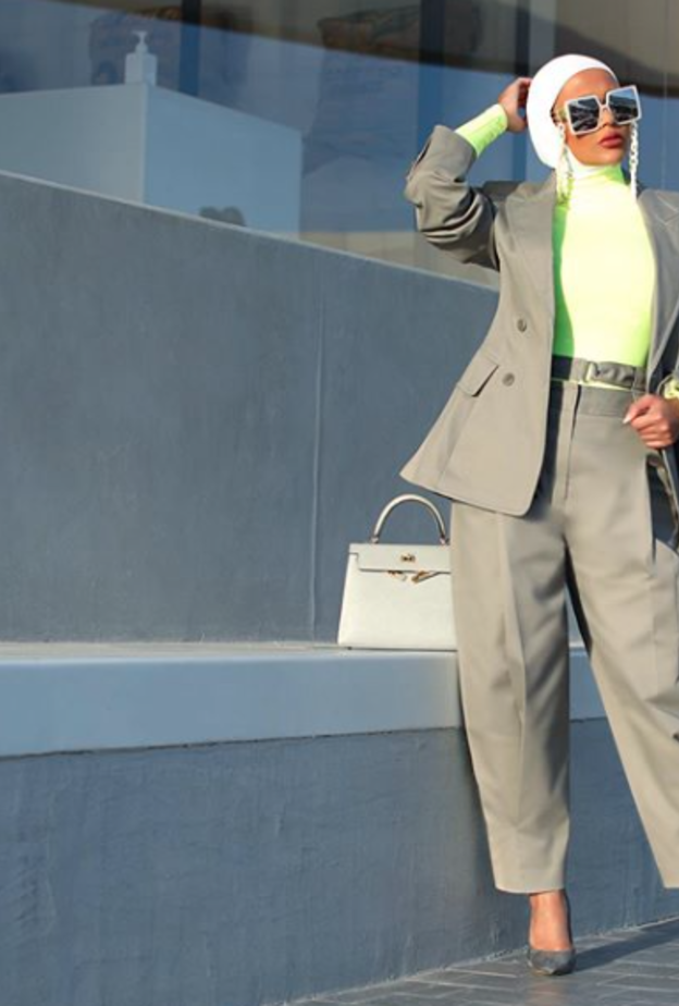 اطلالة عصرية نسّقت فيها مرمر البدلة باللون الأخضر الفاتح مع نوب فوسفوري شبابي بأسلوب أنيق مع الحقيبة الجلدية الفاخرة باللون الأبيض