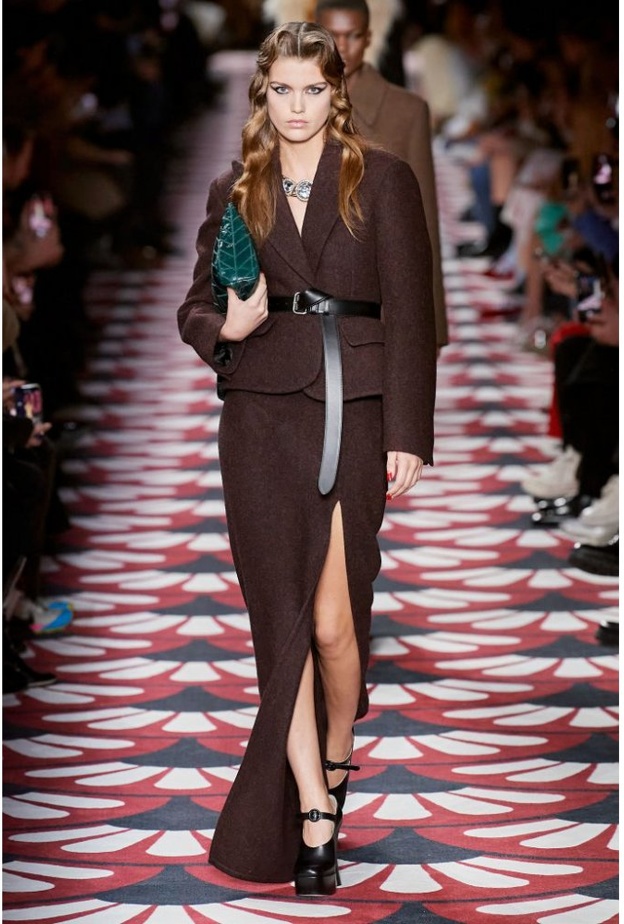 تيور باللون البني من  Miu Miu 