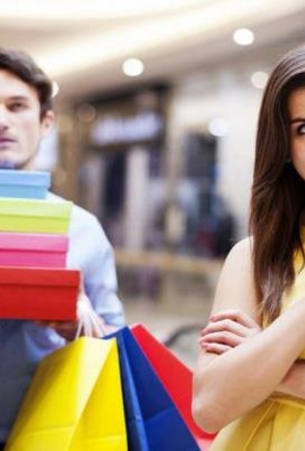 كيف يتعامل الزوج مع الزوجة المدمنة على التسوق