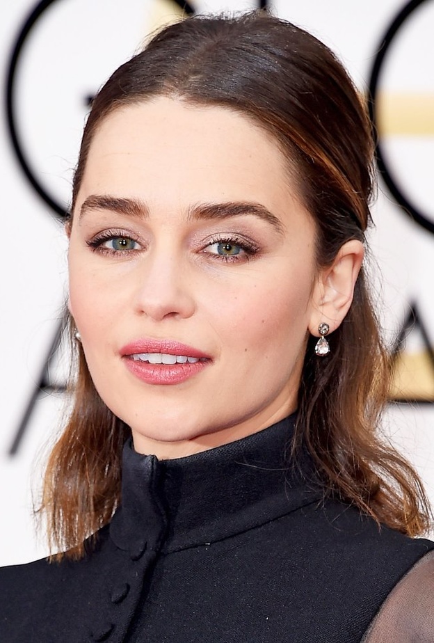 أبرز إطلالات إميليا كلارك الجمالية