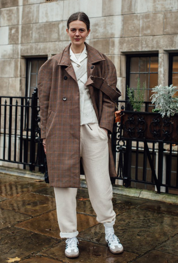 صيحات البناطيل الرياضية البيضاء مستوحاة من أسلوب الستريت ستايل