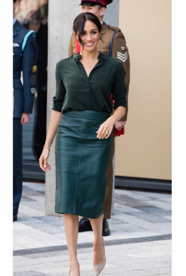 أنيقة بالتنورة الجلد الميدي