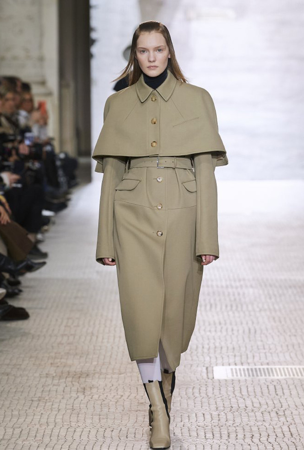  صيحات المعاطف الترنش بأسلوب الكاب من دار Nina Ricci