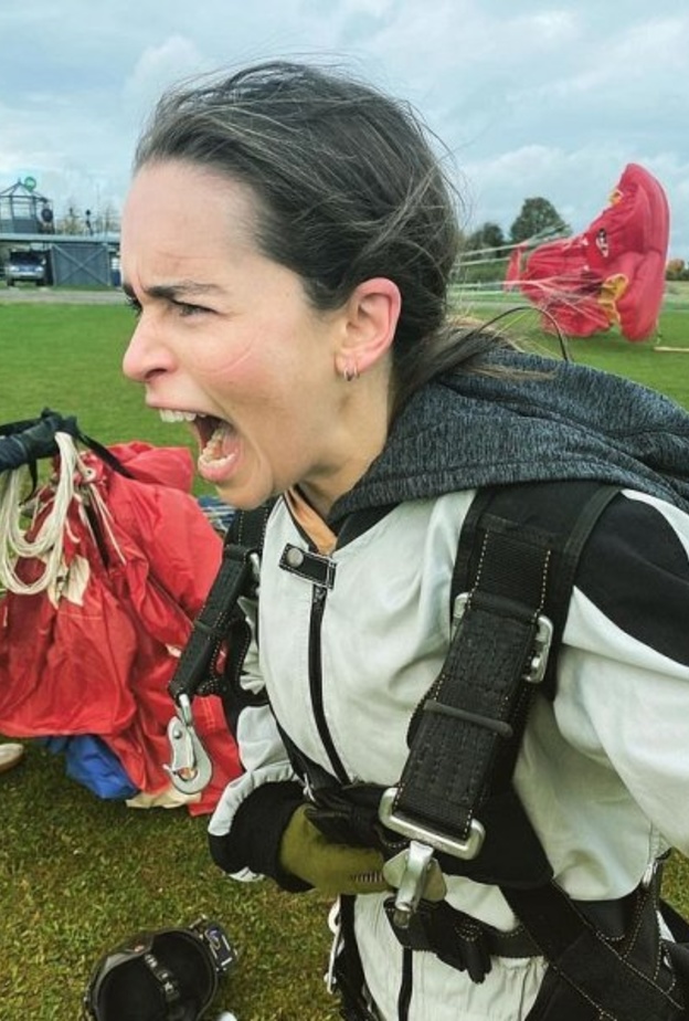 إميليا كلارك تحتفل بعيد ميلادها بالقفز المظلي من الطائرة