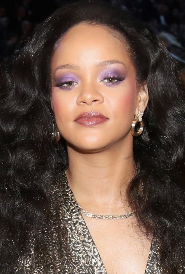 رسمات مكياج باللون البنفسجي السموكي من اطلالات Rihanna