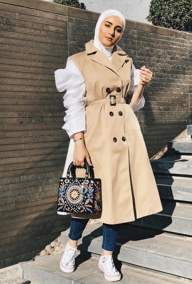 طرق تنسيق معطف الترنش البيج مع الحجاب من وحي دلال الدوب