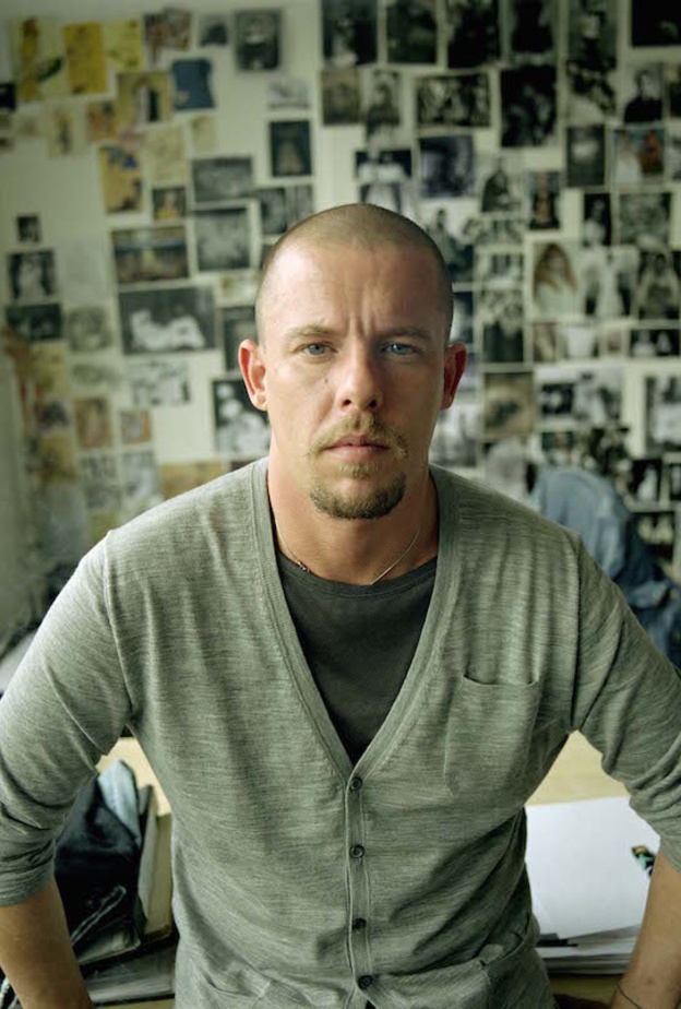 من هو ألكسندر ماكوين مصمم الأزياء البريطاني المفضل لدى سيدات العائلات الملكية؟