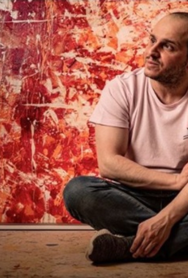 بدأ طلال الزيد الرسم منذ الصغر، ويستلهم أعماله من البورتريهات