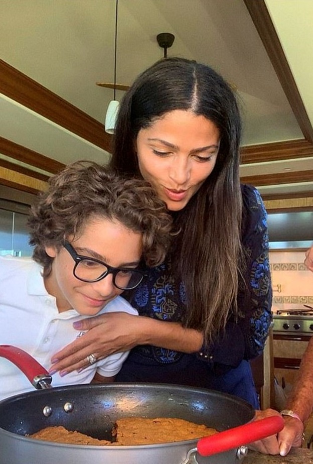 كاميلا الفيس وابنها ليفي ماثيو ماكونهي