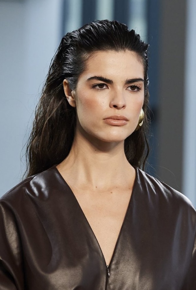 تسريحات للشعر الأسود الطويل والمبلل من دار Alejandra Alonso Rojas