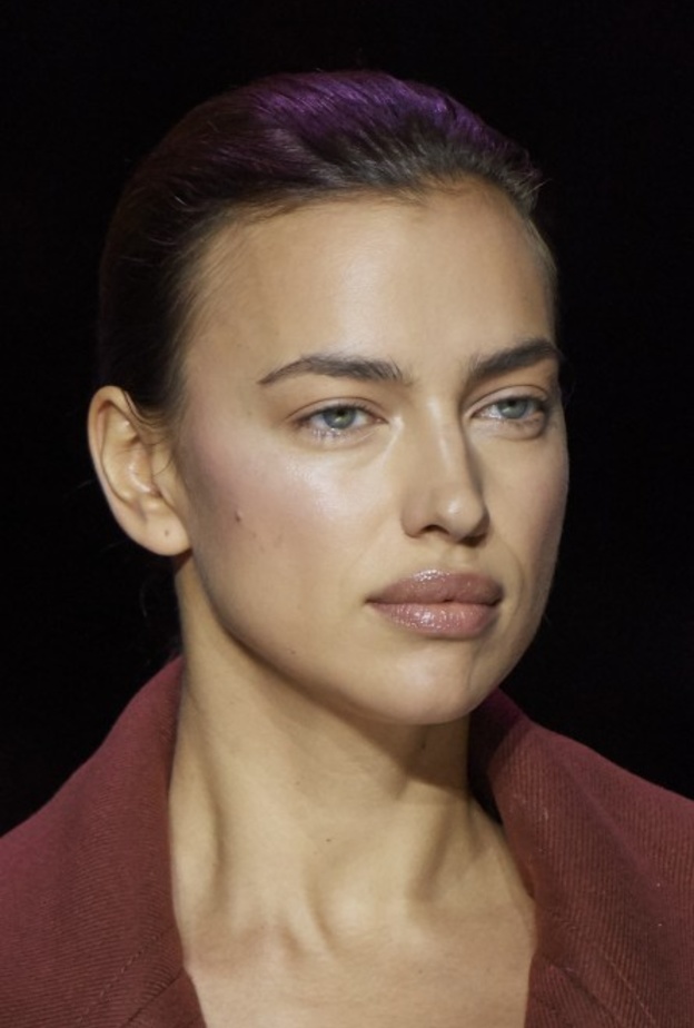 خطوات وضع أحمر شفاه لامع بأسلوب  boss