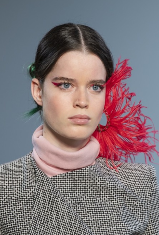 رسمات عيون باللون الوردي في شهر التوعية بسرطان الثدي بأسلوب Bibhu Mohapatra