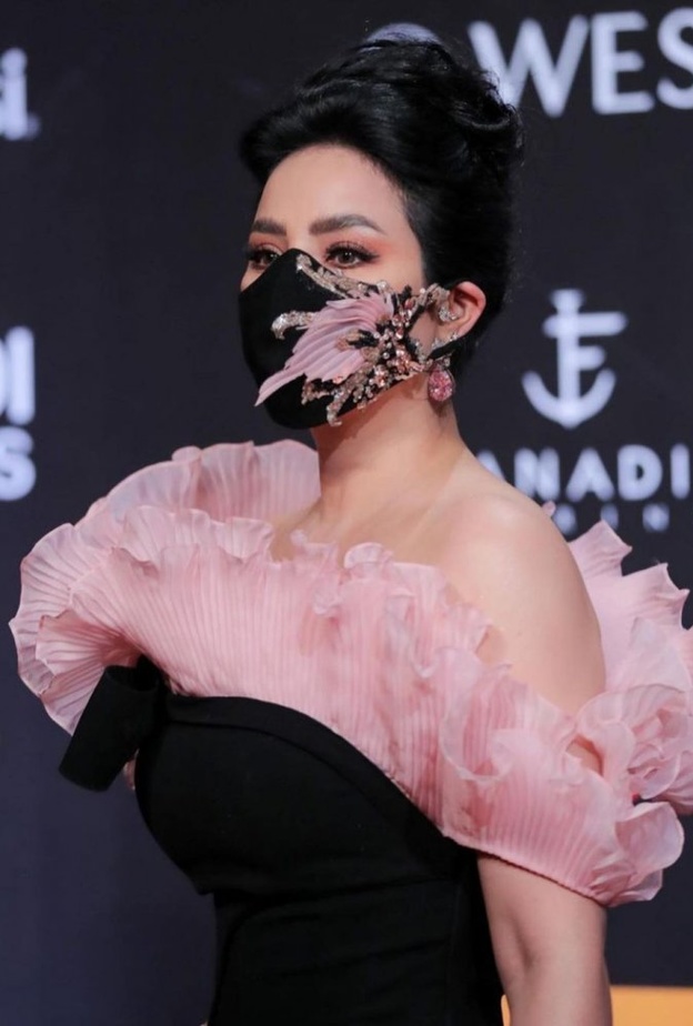 إطلالة لجين عمرن الجمالية في اليوم الثاني من مهرجان الجونة السينمائي