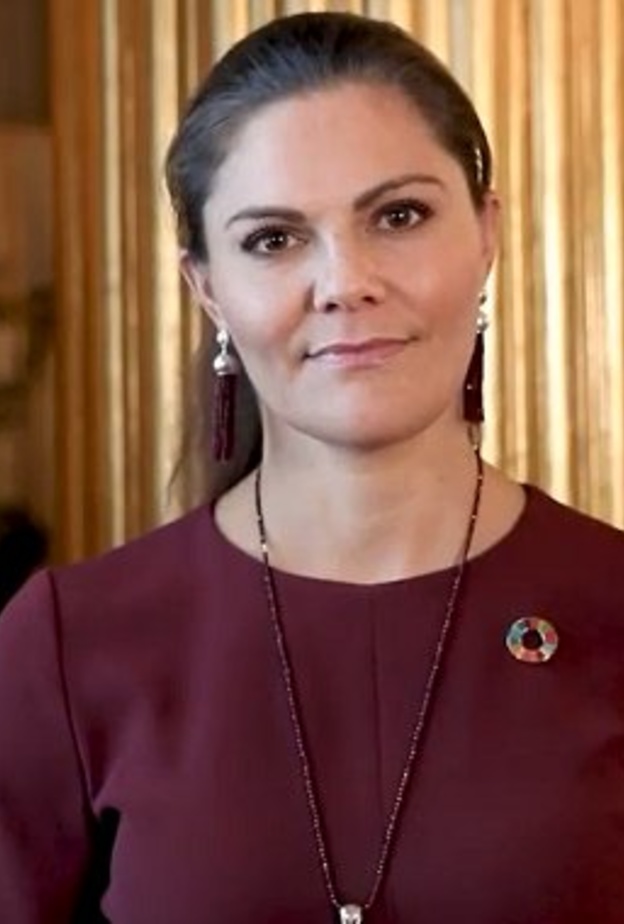 ظهرت الأميرة فيكتوريا في رسالة الفيديو بإطلالة عمل أنيقة باللون الأحمر