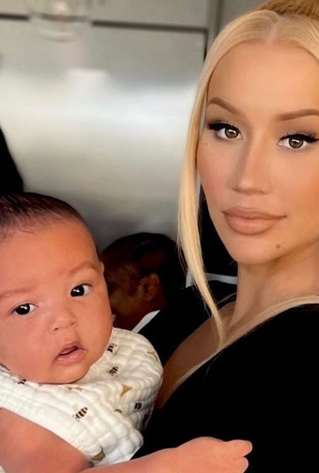 إيغي أزاليا وطفلها