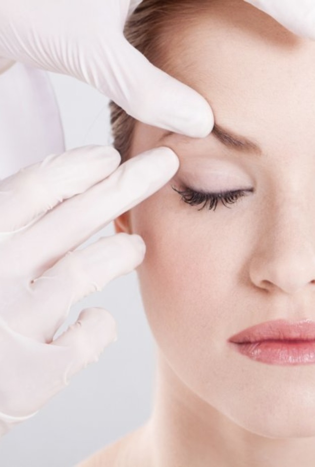 الفرق بين عملية شد الجفون بالليزر وبالجراحة التجميلية