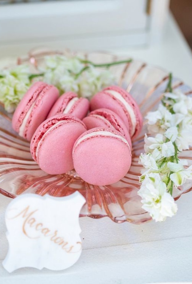 الماكرون في حفلات الزفاف الفرنسية