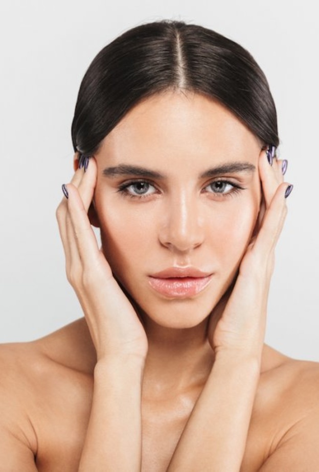 حيل بسيطة بالماكياج تمنحك مظهر العيون المرفوعة