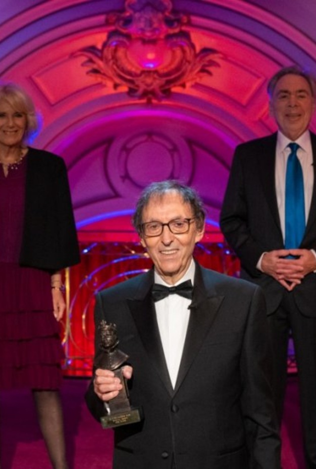 دوقة كورنوال تقدم جائزة أوليفييه الاستثنائية للشاعر دون بلاك