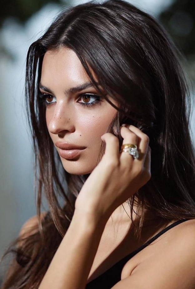 لاحظنا في إطلالات إميلي راتاجكوسكي الجمالية أنها تحب إظهار النمش