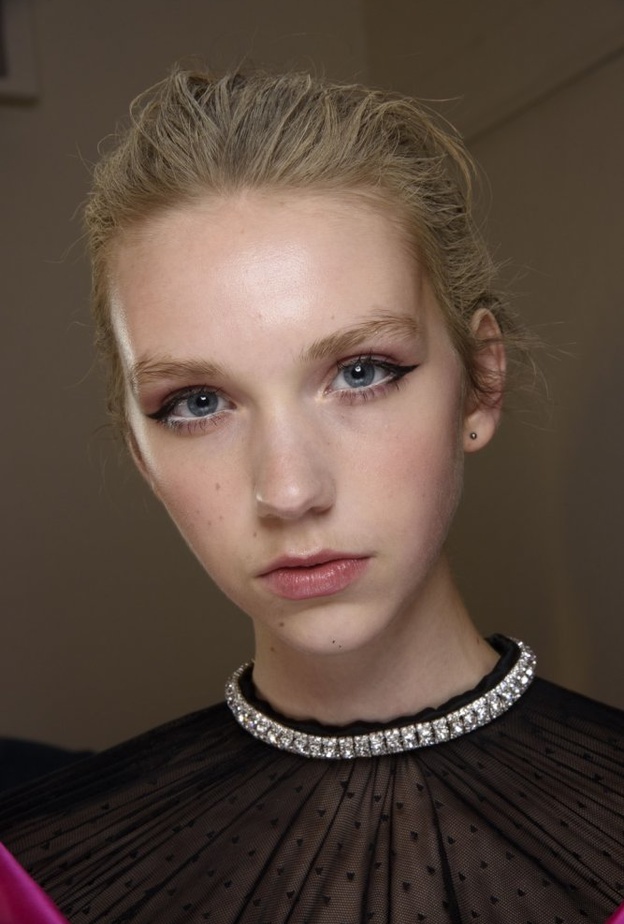 طرق رسم الايلاينر المجنح بأسلوب Richard Quinn